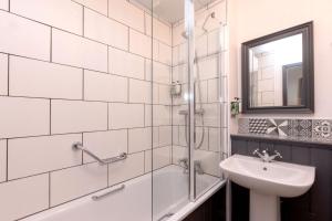 哈罗盖特The Harrogate Inn - The Inn Collection Group的带淋浴、盥洗盆和镜子的浴室