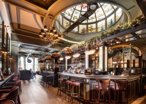 哈罗盖特The Harrogate Inn - The Inn Collection Group的一间拥有圆顶天花板的餐厅内的酒吧