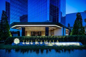 横滨The Kahala Hotel & Resort Yokohama的前面有kaja hawa标志的建筑