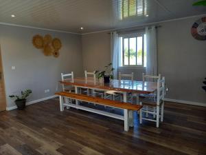 锡拉奥L'Etreinte des Cimes的一间带木桌和椅子的用餐室