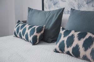 埃希哈Apartamento La Milagrosa的一张带蓝色和白色枕头的床