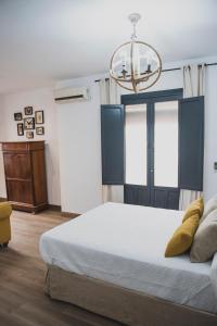 埃希哈Apartamento La Milagrosa的一间卧室配有一张带蓝色门和吊灯的床。