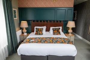 布里斯托The Royal Inn by Chef & Brewer Collection的一间卧室配有一张大床和两盏灯