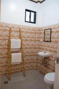 道伊斯CASA MIA INN的浴室设有毛巾梯和水槽