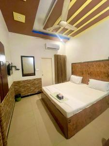 卡拉奇殖民模型重建宾馆的卧室配有一张床
