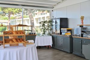 阿雅克修Hôtel Restaurant Dolce Vita的厨房配有桌子和带面包的柜台。