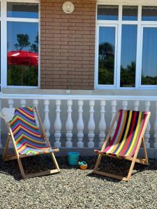 乌雷基Villa MATE & Villa LUKA的两把沙滩椅坐在房子前面