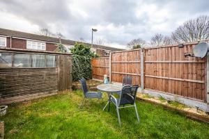GoodmayesElite 2 Bedroom House in Chadwell Heath/ Romford with Free Wifi and Parking upto 4 guests的庭院内带桌椅的庭院
