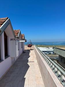 PelitliKARTAL APART的享有海滩美景的阳台