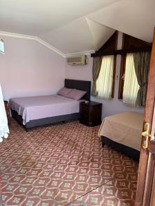 PelitliKARTAL APART的一间卧室,配有两张床