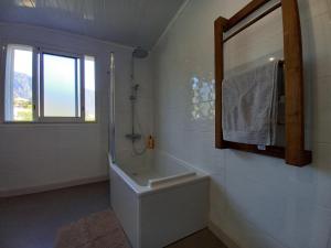 锡拉奥L'Etreinte des Cimes的带浴缸、水槽和镜子的浴室