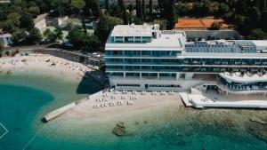 塞尔瑟Luxury Hotel Amabilis的享有酒店和海滩的空中景致