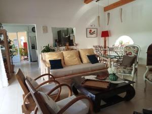圣马克西姆Villa La Croisette的客厅配有沙发、椅子和桌子