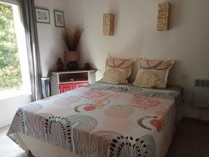圣马克西姆Villa La Croisette的一间卧室设有一张床和一个窗口