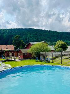 塔塔里夫Svitlana的一座房子的院子内的大型游泳池