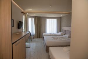 都拉斯迪拉酒店的酒店客房配有两张床和一张书桌