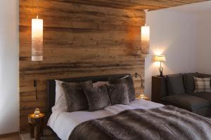 伦策海德帝释恩酒店的一间卧室设有一张带木墙的大床