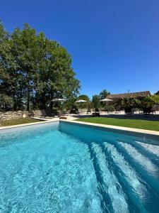 LaburgadeÔ Trois Puits的庭院里的一个蓝色海水游泳池