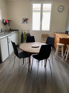 吕内尔Appartement dans maison d'artiste的厨房以及带桌椅的用餐室。