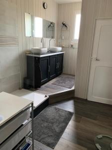 吕内尔Appartement dans maison d'artiste的浴室设有2个水槽和镜子