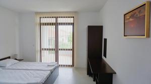 巴尔奇克вила Ема Балчик - villa Ema Balchik的一间卧室设有两张床和大窗户