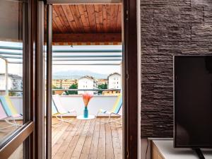 佩斯卡拉Minià的客房享有带椅子的阳台的景致。