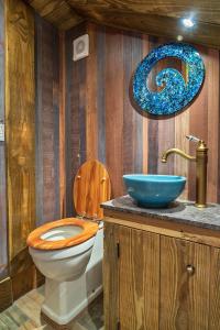 PoundstockFinest Retreats - Driftwood的一间带卫生间和蓝色水槽的浴室