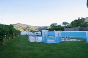 拉法莱斯拉尔奎利亚酒店的一个带游泳池和围栏的院子