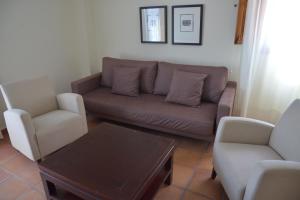 托塔纳桑塔花园旅馆的客厅配有沙发和两把椅子