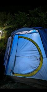 GulmitBaseet Camping and Restaurant的蓝色帐篷,其门在地面上打开