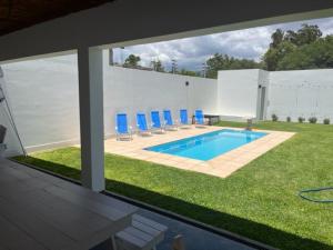 圣卡洛斯La Puerta Azul San Carlos的享有庭院内游泳池的景色