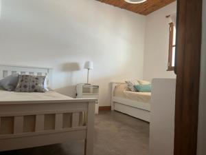圣卡洛斯La Puerta Azul San Carlos的白色的卧室设有床和窗户