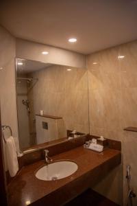 AmargolNaveen Residency的一间带水槽和大镜子的浴室
