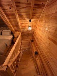 特拉布宗Zambula bungalov的木制客房,设有床和楼梯
