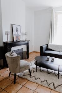 拉弗雷切Maison Madeleine的客厅配有沙发和桌子