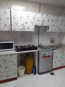 沙迦الخورى تاور的厨房配有水槽、炉灶和微波炉