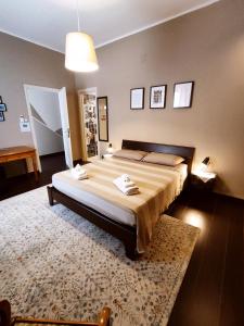 锡拉库扎Casa Vinci的一间卧室配有一张大床和地毯。