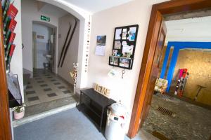 艾罗洛Chalet Cuore delle Alpi的一间房间里带消防栓的走廊