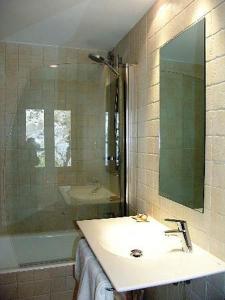 La Fortunadabadain的一间带水槽、淋浴和镜子的浴室