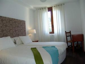 La Fortunadabadain的酒店客房设有两张床和窗户。