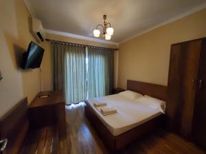 都拉斯Hotel Ceka的酒店客房,配有床和电视
