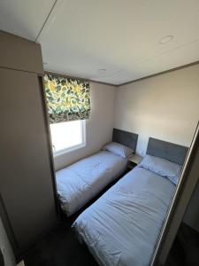 米勒姆Lake View 92的小型客房 - 带2张床和窗户