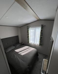 米勒姆Lake View 92的一间小卧室,配有床和窗户