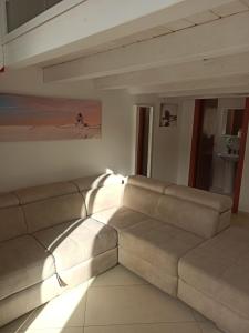 特拉尼Enjoy Trani的客厅里设有一张沙发