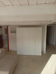 特拉尼Enjoy Trani的客厅配有白色橱柜和沙发。