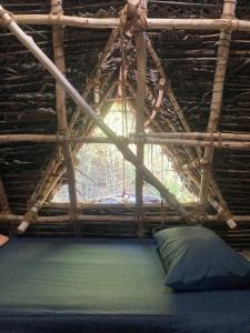 黎明之村Nebula Nest Cafe & Hostel的木屋顶间 - 带一张床