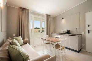 努马纳Borgopetra Resort的客厅配有沙发和桌子