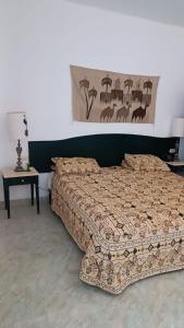 NuweibaMusa Camp的一间卧室配有一张床和一张桌子及床头柜