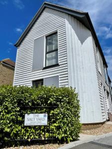 惠茨特布尔Salt Yard Cottage No 2的前面有标志的白色房子