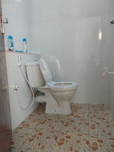 蒙巴萨Davkin Apartments的浴室设有卫生间,铺有瓷砖地板。